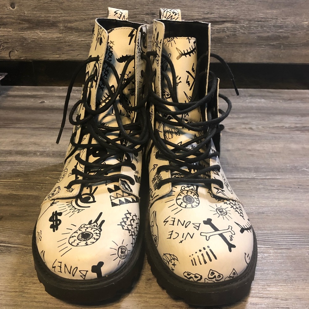 Volcom Go Figure Combat Doodle Boot. 9.5 - image 2